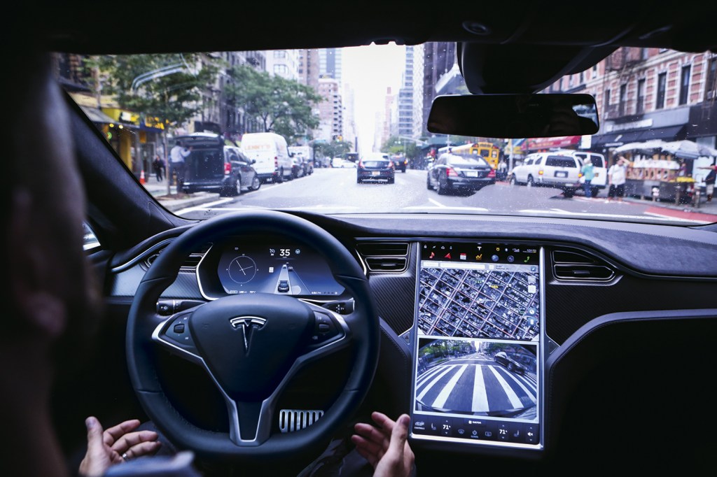 Um Tesla visto de dentro: próximo da automação de “nível 5”