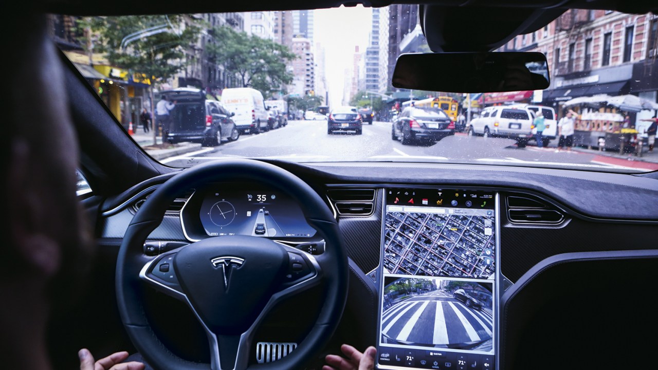 Um Tesla visto de dentro: próximo da automação de “nível 5”