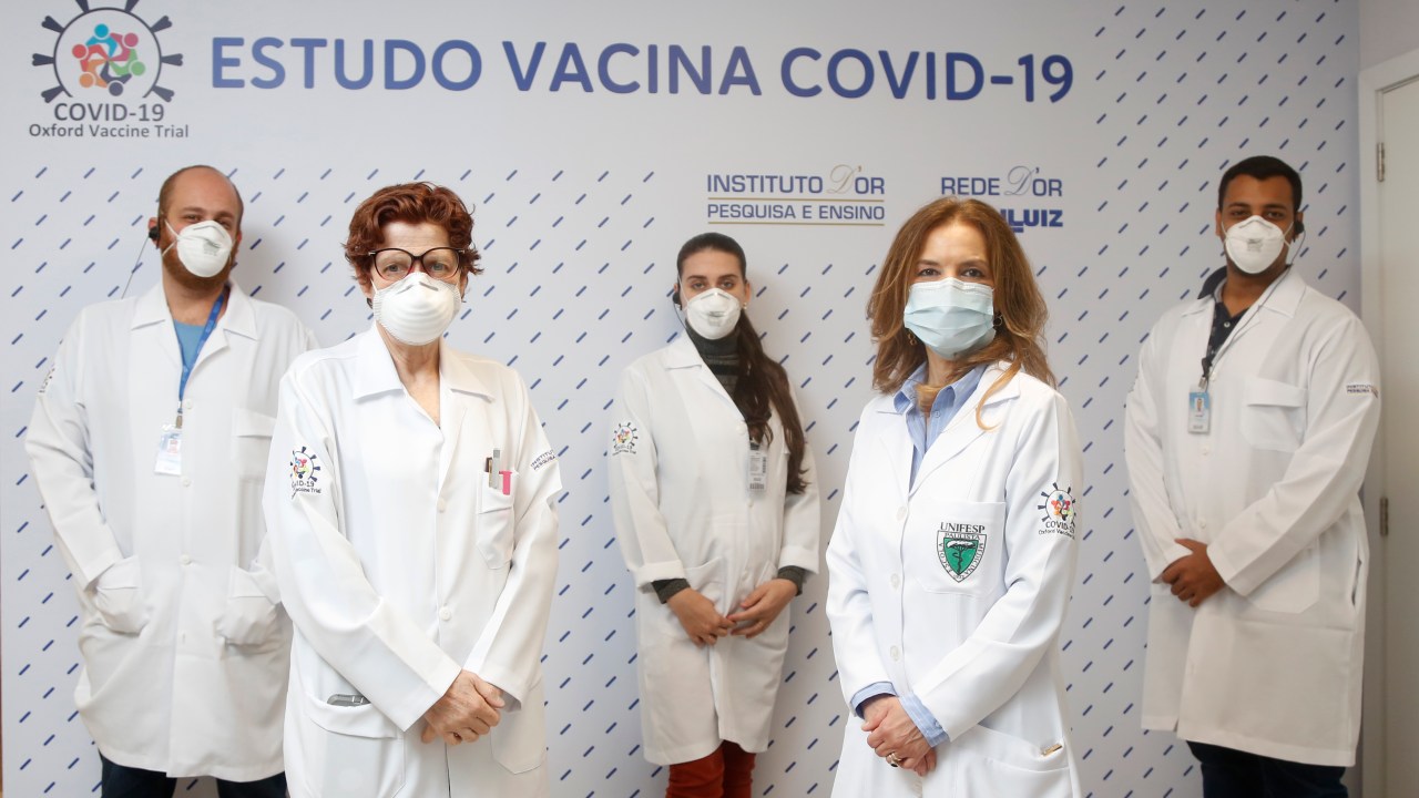 Eu Dra. Sue Ann Clemens e Dra Anan Maria Pittella junto com o grupo do estudo da vacina do centro do Rio