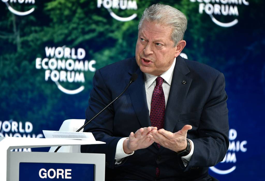 Trump ‘põe o joelho sobre o pescoço da democracia’, diz Al Gore