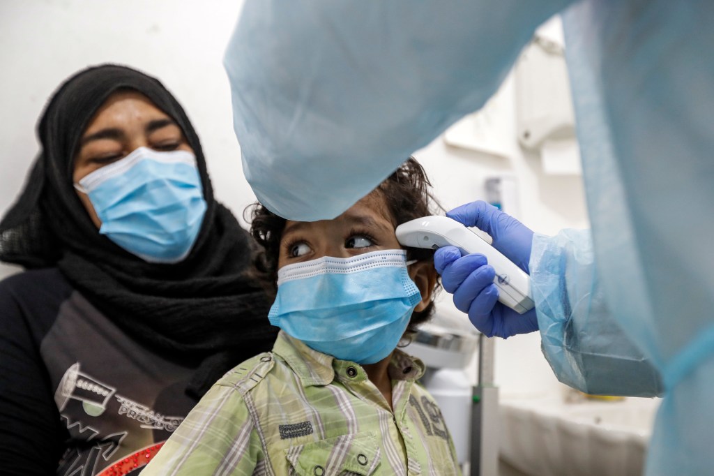 Um médico da ONG Amel examina uma criança libanesa durante a pandemia de Covid-19 - 22/07/2020