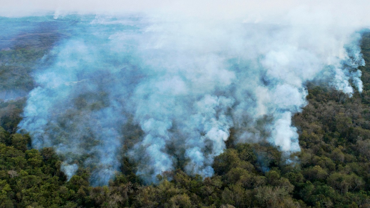 Vista aérea mostrando incêndios florestais em grande escala em Poconé, região do Pantanal, no Mato Grosso