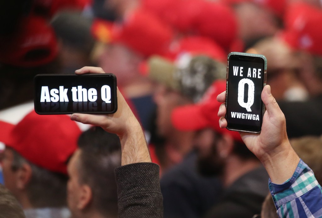 Apoiadores de Donald Trump erguem seus celulares com mensagens referindo-se à teoria de conspiração QAnon durante um comício - 21/02/2020