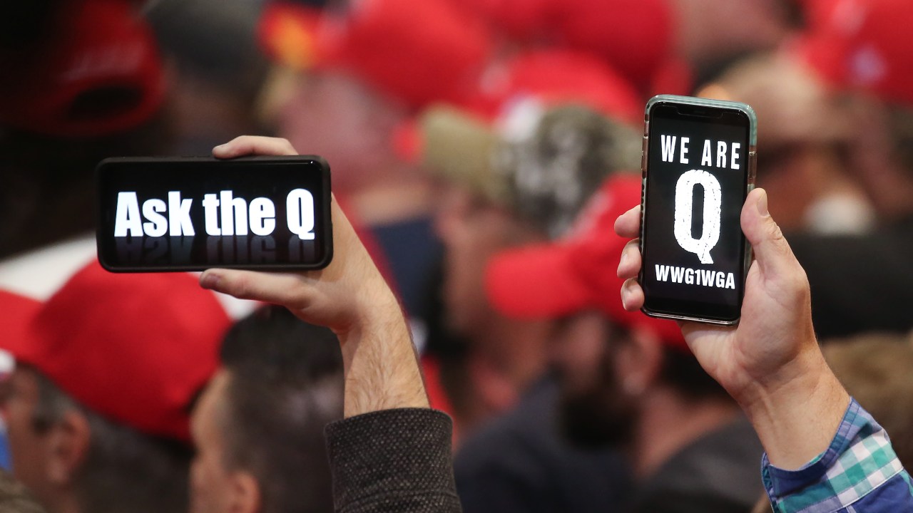 Apoiadores de Donald Trump erguem seus celulares com mensagens referindo-se à teoria de conspiração QAnon durante um comício - 21/02/2020