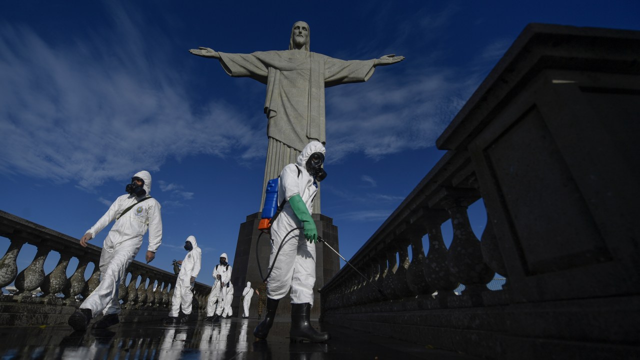 Coronavírus - Cristo Redentor passa por processo de desinfecção antes da reabertura de pontos turísticos do Rio de Janeiro (13/08/2020)