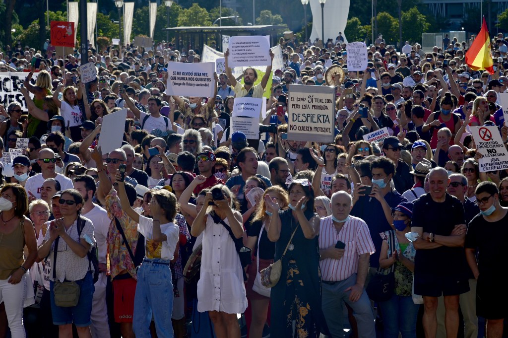 Manifestantes protestam contra uso obrigatório de máscaras em Madri, Espanha