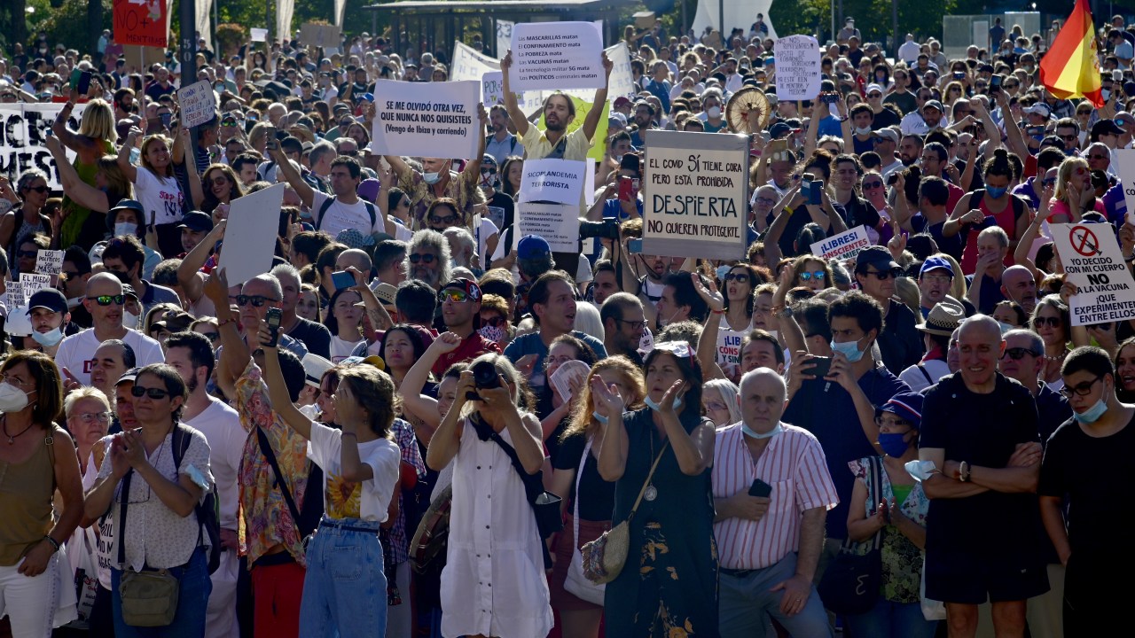 Manifestantes protestam contra uso obrigatório de máscaras em Madri, Espanha