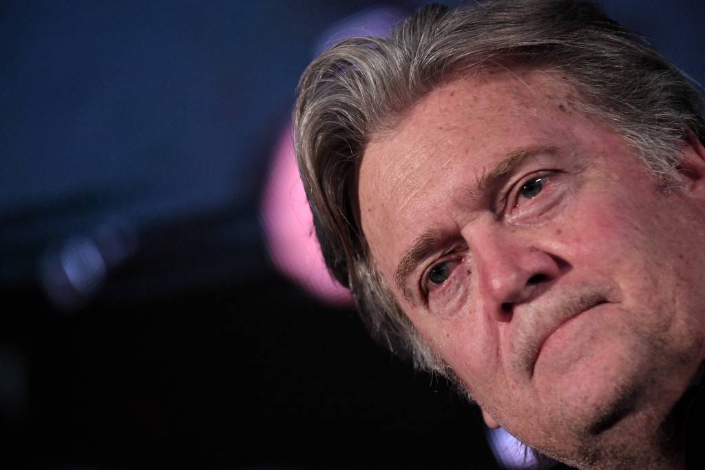 Comitê nos EUA denuncia Steve Bannon por desacato em invasão ao Capitólio