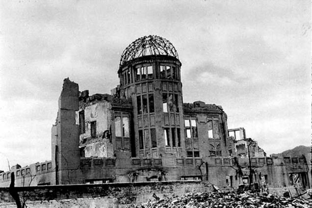 O Centro de Promoção Industrial da Prefeitura de Hiroshima após a explosão da bomba