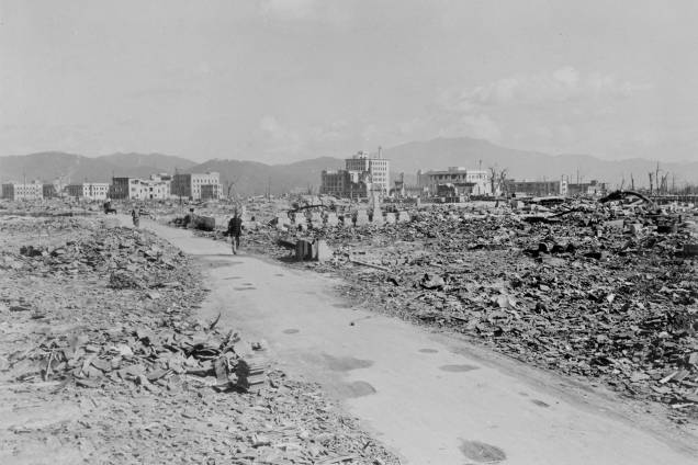 As pessoas passam pela devastação causada pela bomba atômica em Nagasaki, Japão, em 17 de março de 1948