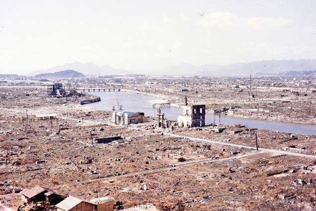 Devastação é vista nas proximidades do 'marco zero' após o bombardeio atômico de Hiroshima, no Japão