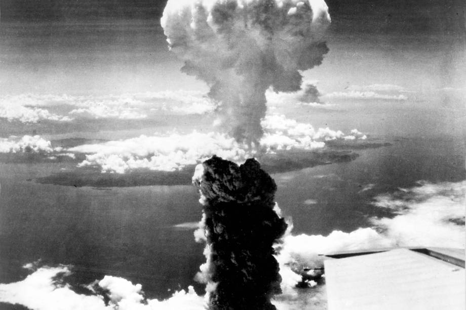 A fumaça sobe mais de 60.000 pés no ar sobre Nagasaki, no Japão