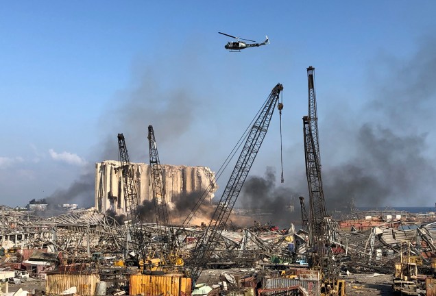 Helicóptero militar sobrevoa porto de Beirute após explosão - 05/08/2020