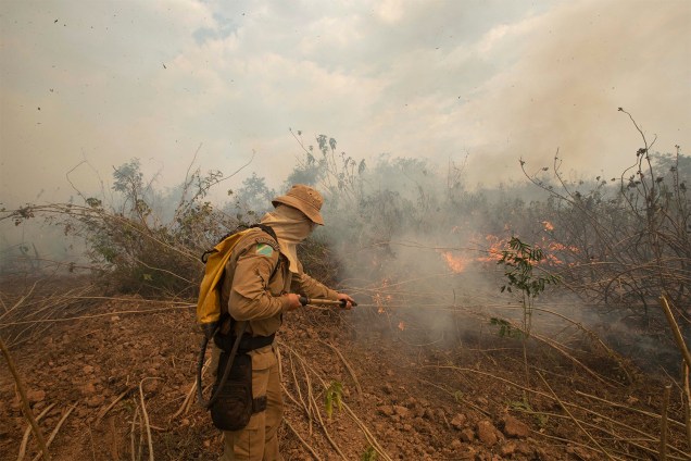 Homens da Operação Pantanal 2 combatem o fogo no Pantanal