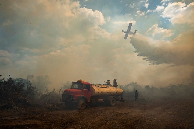Aeronaves e helicópteros são usados na operação para combater as queimadas no Pantanal