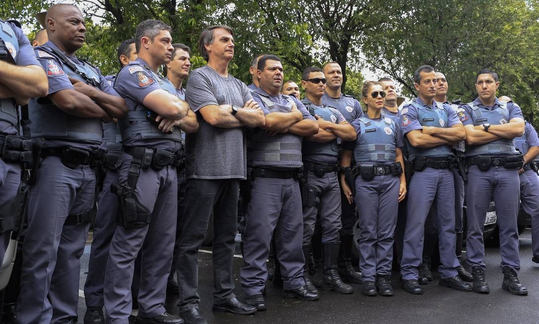 Bolsonaro com policiais miliares em São José do Rio Preto (SP) durante a campanha presidencial