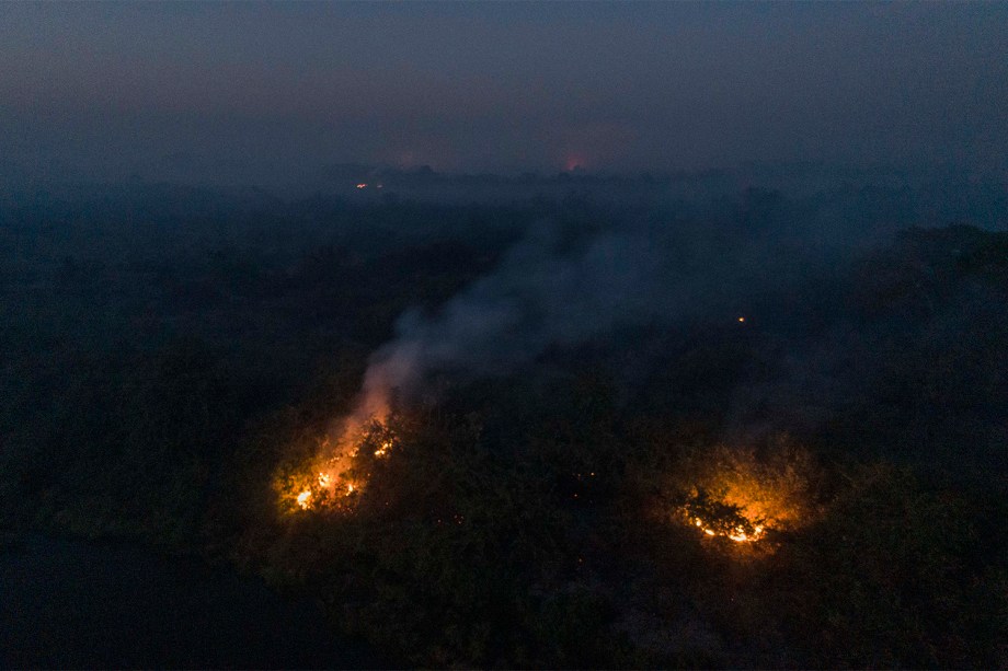Fogo consome vegetação do Parque Nacional do Pantanal mato-grossense