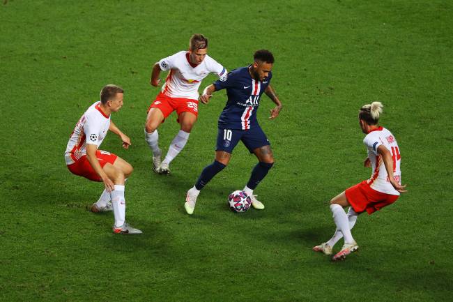 Neymar, do PSG, é perseguido por marcadores do RB Leipzig