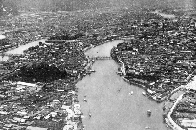 Vista aérea da área densamente construída de Hiroshima ao longo do Motoyasu-gawa