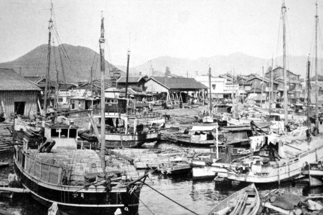 Porto de Ujina, este porto relativamente pequeno foi desenvolvido como o porto de Hiroshima e foi um dos principais depósitos de embarque do Exército Japonês durante a Segunda Guerra Mundial