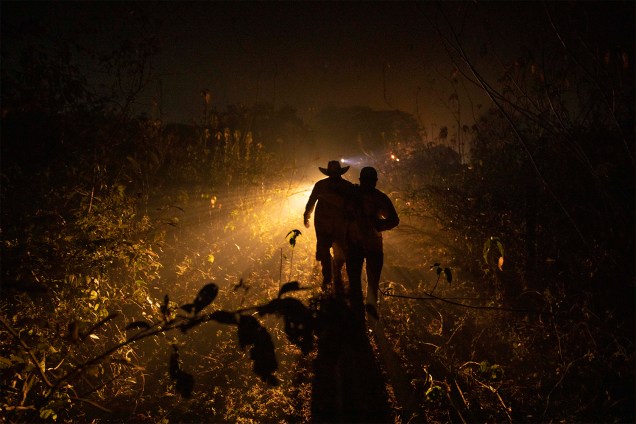 Brigadistas trabalham no combate ao fogo que queima o Pantanal