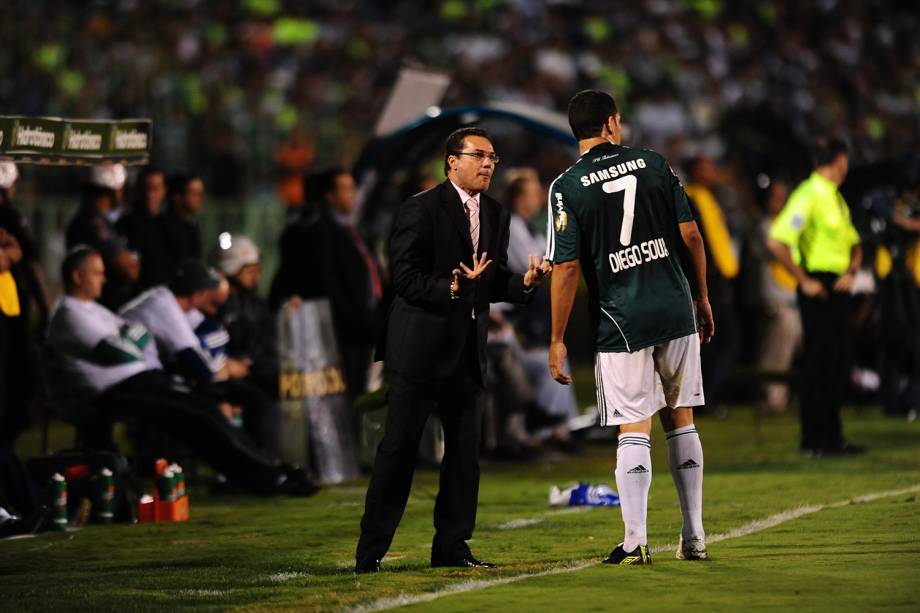 Vanderlei Luxemburgo passa instruções para Diego Souza, do Palmeiras, durante jogo entre Palmeiras 1 x 0 Sport, partida válida pela Copa Libertadores da América, no estádio do Parque Antártica.