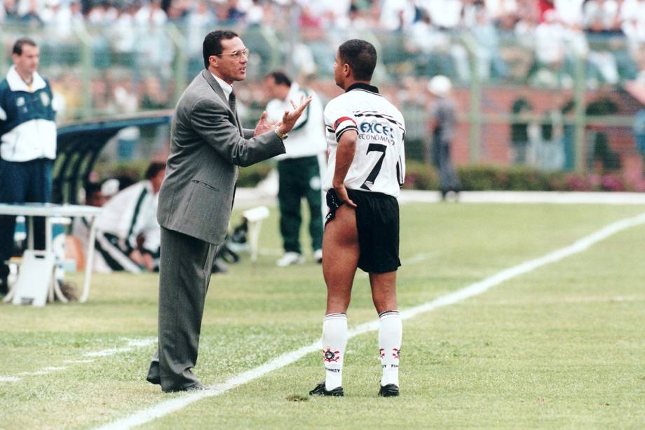 Vanderlei Luxemburgo, técnico do Corinthians, conversando com Marcelinho Carioca.