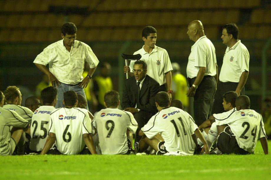 Vanderlei Luxemburgo, técnico do Corinthians, orientando os jogadores no intervalo do jogo contra o Fluminense, dentro do campo, Pacaembu