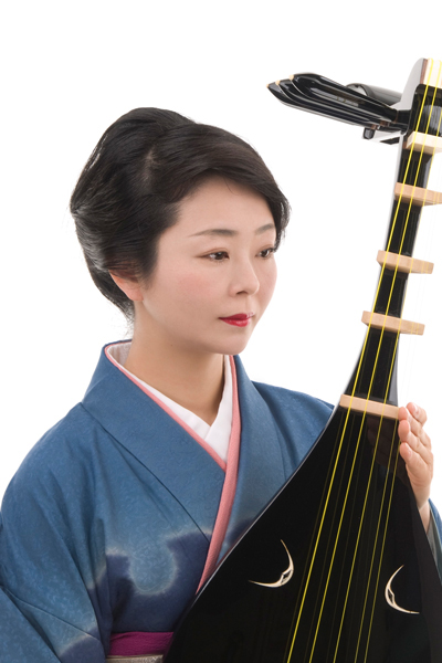Akiko Sakurai se apresenta com sua biwa nos quatro cantos do Japão e em vários países do mundo – inclusive no Brasil. Foi responsável pela primeira execução na América Latina da peça November Steps, de Toru Takemitsu, no Theatro Municipal de São Paulo. A biwa, originalmente um instrumento da corte, tem hoje mais espaço no cenário mundial graças a ações musicais como essas. Akiko Sakurai se apresenta com sua biwa nos quatro cantos do Japão e em vários países do mundo – inclusive no Brasil. Foi responsável pela primeira execução na América Latina da peça November Steps, de Toru Takemitsu, no Theatro Municipal de São Paulo. A biwa, originalmente um instrumento da corte, tem hoje mais espaço no cenário mundial graças a ações musicais como essas.