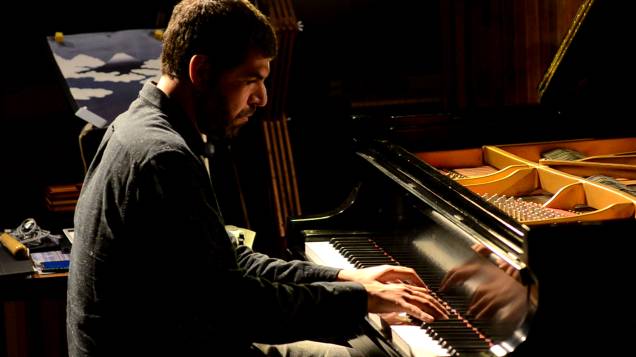 André Mehmari é um dos músicos mais importantes do Brasil, com profundo respeito à cultura nipônica. Entre os diversos shows e master classes por ele realizados no Japão vale destacar o arranjo da música Canto de Xangô, de Baden Powell, executada no encerramento dos Jogos Olímpicos no Rio de Janeiro. Ao som de shakuhachi, koto, violão e orquestra, André reúne a melodia brasileira ao ambiente do Japão. André Mehmari é um dos músicos mais importantes do Brasil, com profundo respeito à cultura nipônica. Entre os diversos shows e master classes por ele realizados no Japão vale destacar o arranjo da música Canto de Xangô, de Baden Powell, executada no encerramento dos Jogos Olímpicos no Rio de Janeiro. Ao som de shakuhachi, koto, violão e orquestra, André reúne a melodia brasileira ao ambiente do Japão.