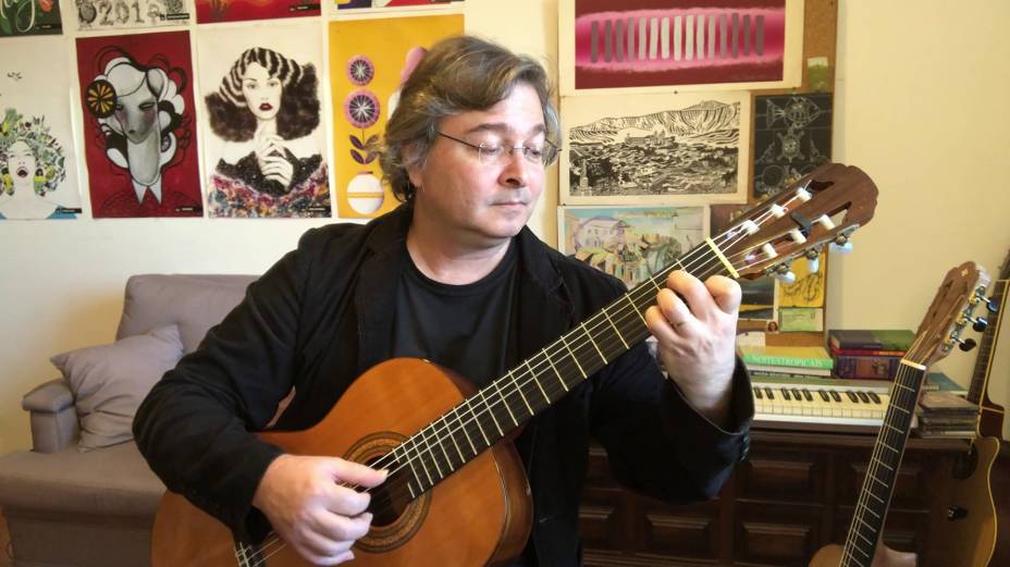 Camilo Carrara apresenta ao público brasileiro em seu CD Canção do Sol Nascente um pouco do universo da importante transição do período Meiji, no qual a cultura europeia entrou no Japão transformando a sociedade da época.
