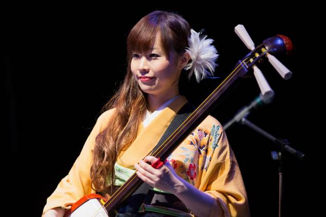 Chie Hanawa impressiona com sua técnica e postura musical. Esteve no Brasil em 2015, a convite da Fundação Japão. Em sua participação, mostrará que o shamisen, um instrumento tradicional do país, também pode ser dominado por uma jovem compositora. Chie Hanawa impressiona com sua técnica e postura musical. Esteve no Brasil em 2015, a convite da Fundação Japão. Em sua participação, mostrará que o shamisen, um instrumento tradicional do país, também pode ser dominado por uma jovem compositora.