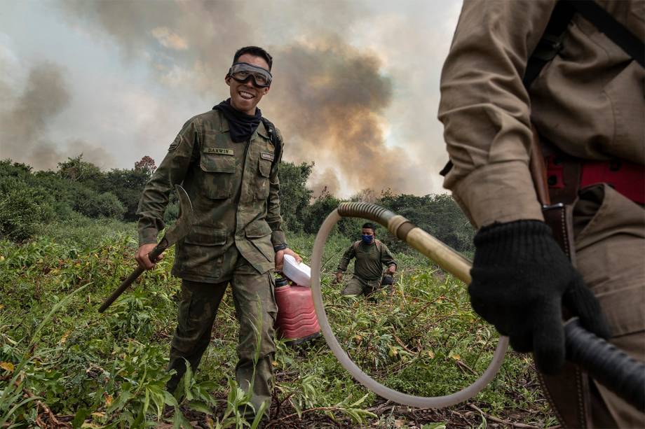 Homens da Marinha, Ex&eacute;rcito, Ibama, Corpo de Bombeiros e brigadistas civis trabalham na opera&ccedil;&atilde;o