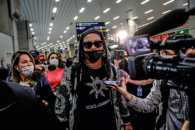Ronaldinho llega a Brasil tras casi medio año detenido en Paraguay Ronaldinho llega a Brasil tras casi medio año detenido en Paraguay