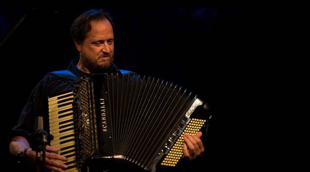 Gabriel Levy traz uma tradição musical familiar, que se iniciou na Casa Levy – loja de pianos de sua família, fundada em 1860, em São Paulo, e seguiu com seu tio-avô, Alexandre Levy, grande acordeonista e compositor brasileiro. Tem em sua trajetória grandes trabalhos com a música japonesa, entre eles arranjos e trilhas utilizando instrumentos tradicionais japoneses. Gabriel Levy traz uma tradição musical familiar, que se iniciou na Casa Levy – loja de pianos de sua família, fundada em 1860, em São Paulo, e seguiu com seu tio-avô, Alexandre Levy, grande acordeonista e compositor brasileiro. Tem em sua trajetória grandes trabalhos com a música japonesa, entre eles arranjos e trilhas utilizando instrumentos tradicionais japoneses.