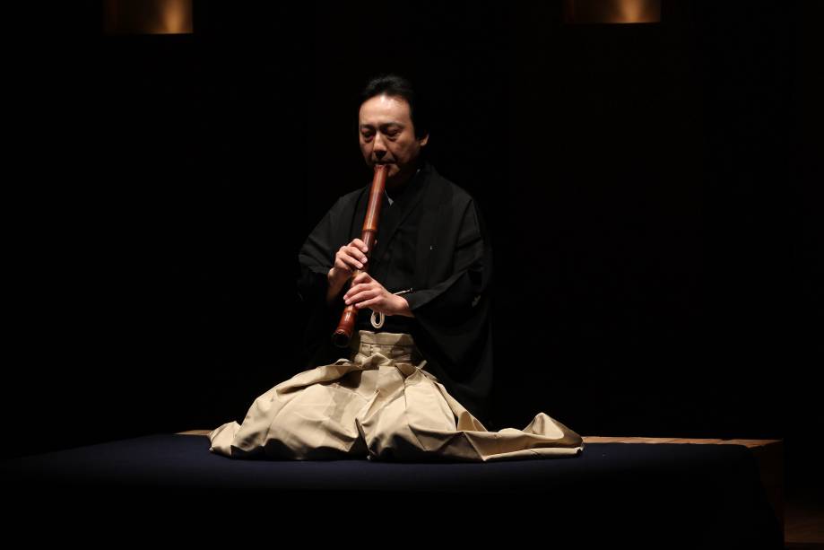 O tocador e mestre de shakuhachi Jumei Tokumaru foi um discípulo direto do grande músico da escola Chikumeisha e Tesouro Nacional Goro Yamaguchi. Em sua vivência, herdou a maneira de tocar muito próxima de seu professor. Hoje, é um dos principais mestres e concertistas do estilo “kinko” no Japão. Sua participação trará o melhor do honkyoku, a música original para shakuhachi.