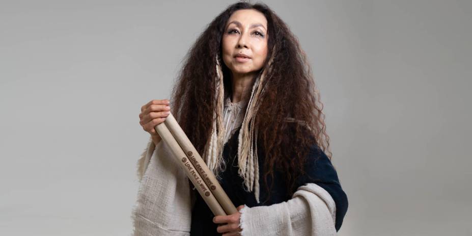 Kaoly Asano, uma das musicistas do Grupo Gocoo, desenvolve um trabalho único de divulgação do taiko fora do Japão. Mostrar a linguagem original de sua abordagem para esse típico tambor japonês, tocando em sua própria casa, será um grande desafio para Asano.