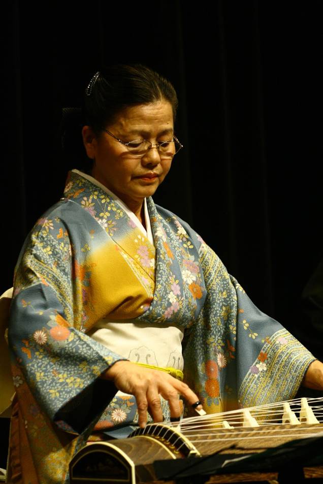Tamie Kitahara é uma nipo-brasileira radicada em São Paulo que divulga a escola Seiha de koto. Desenvolve um importante trabalho ensinando koto e shamisen para nikkeis e brasileiros. Nesse projeto, mostrará um pouco do universo tradicional de sua linha de ensinamentos. Tamie Kitahara é uma nipo-brasileira radicada em São Paulo que divulga a escola Seiha de koto. Desenvolve um importante trabalho ensinando koto e shamisen para nikkeis e brasileiros. Nesse projeto, mostrará um pouco do universo tradicional de sua linha de ensinamentos.