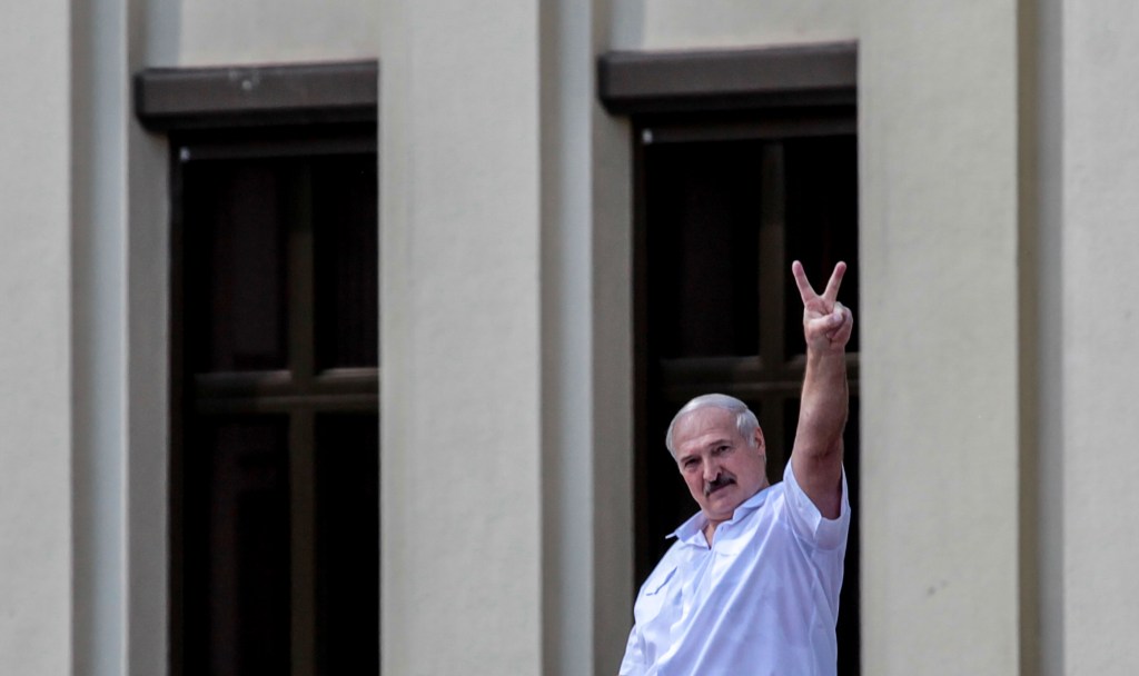 O presidente de Belarus, Alexander Lukashenko, acena a manifestação realizada por apoiadores no centro de Minsk - 16/08/2020 -