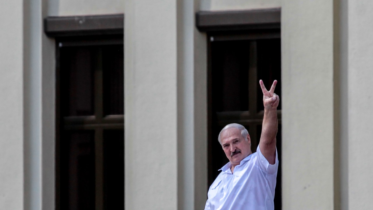 O presidente de Belarus, Alexander Lukashenko, acena a manifestação realizada por apoiadores no centro de Minsk - 16/08/2020 -