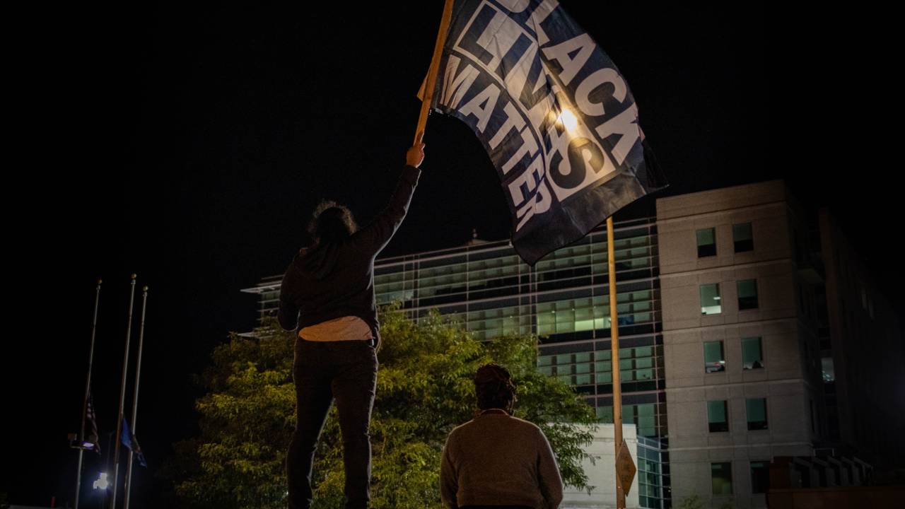Manifestante com bandeira do movimento 'Black Lives Matter' em Rochester, Nova York - 06/09/2020