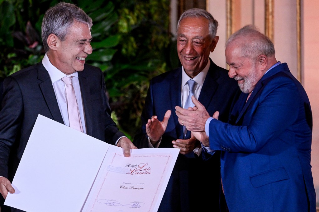 Chico Buarque recebe o Prêmio Camões das mãos de Lula durante cerimônia em Portugal com a presença do presidente do país Marcelo Rebelo de Sousa