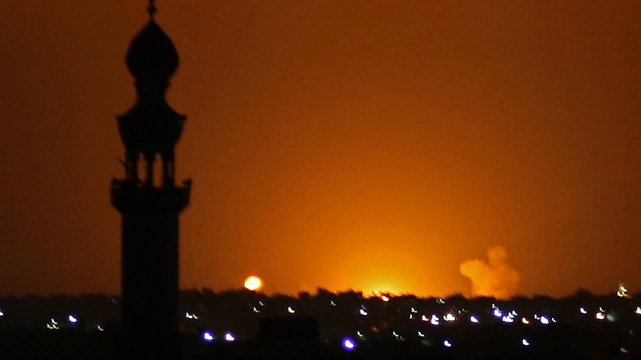 Chamas e fumaça após bombardeio de Israel na Faixa de Gaza - 16/09/2020 -