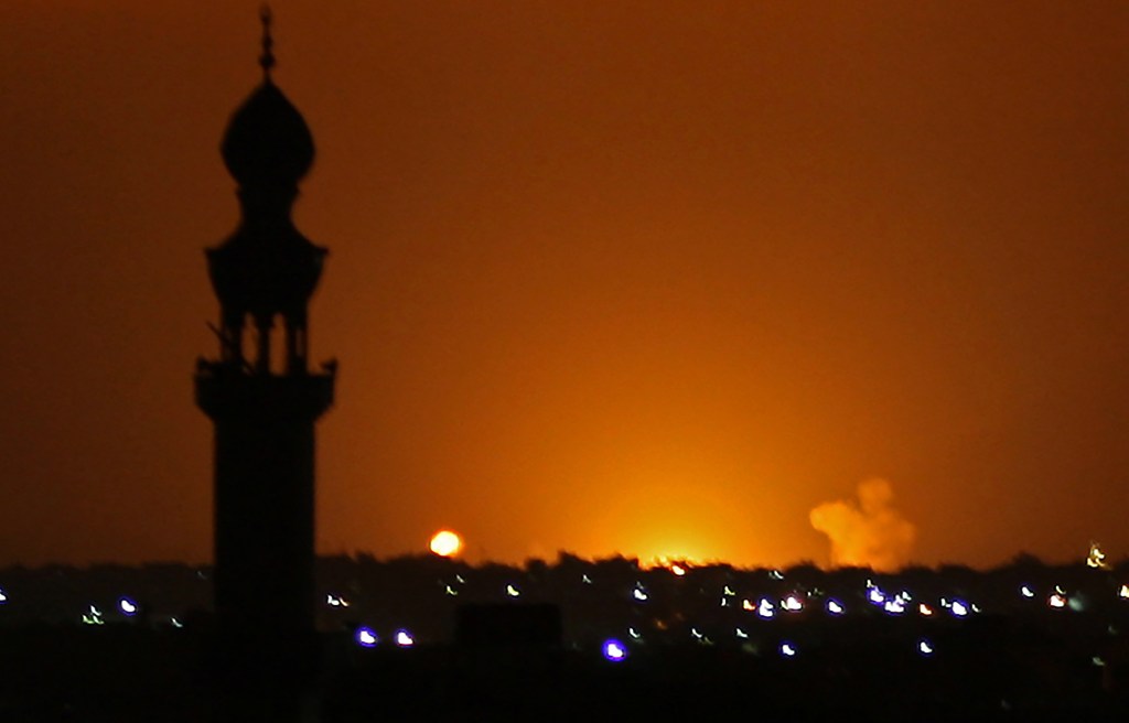 Chamas e fumaça após bombardeio de Israel na Faixa de Gaza - 16/09/2020 -