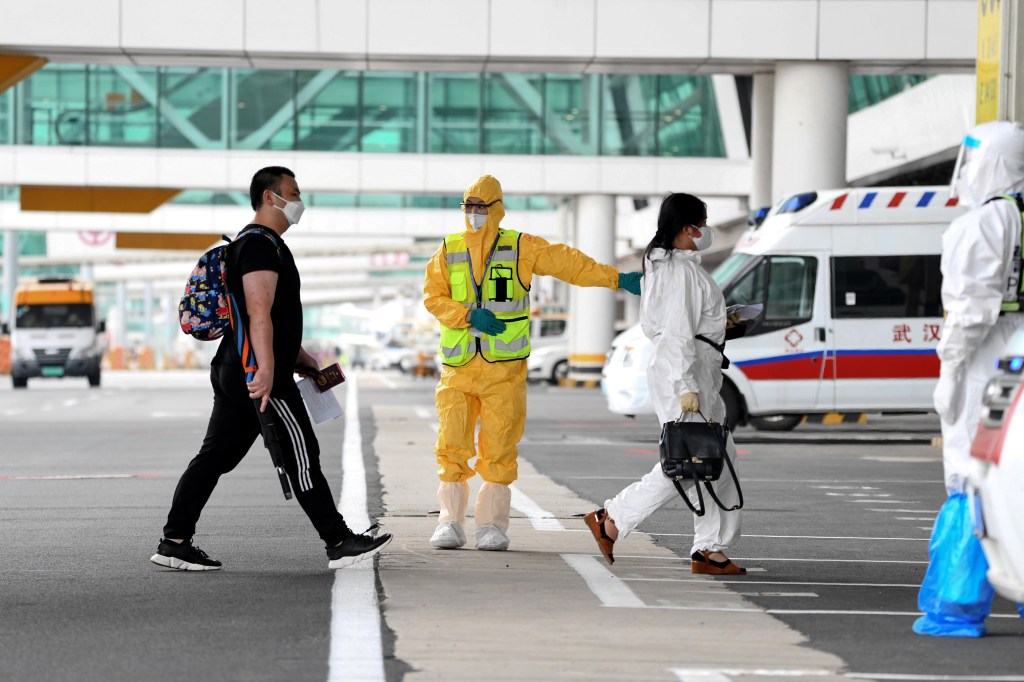 Passageiros de voo saído da Coreia do Sul desembarcam no aeroporto internacional de Wuhan, China. 16/09/2020