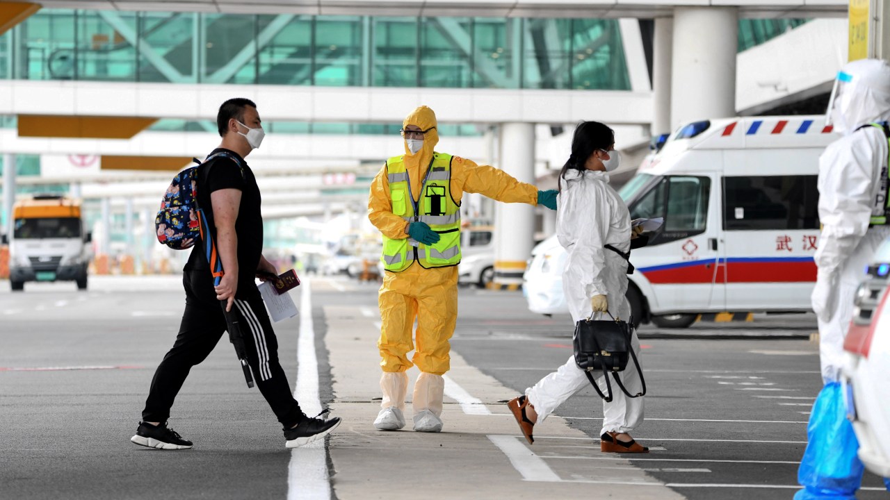 Passageiros de voo saído da Coreia do Sul desembarcam no aeroporto internacional de Wuhan, China. 16/09/2020