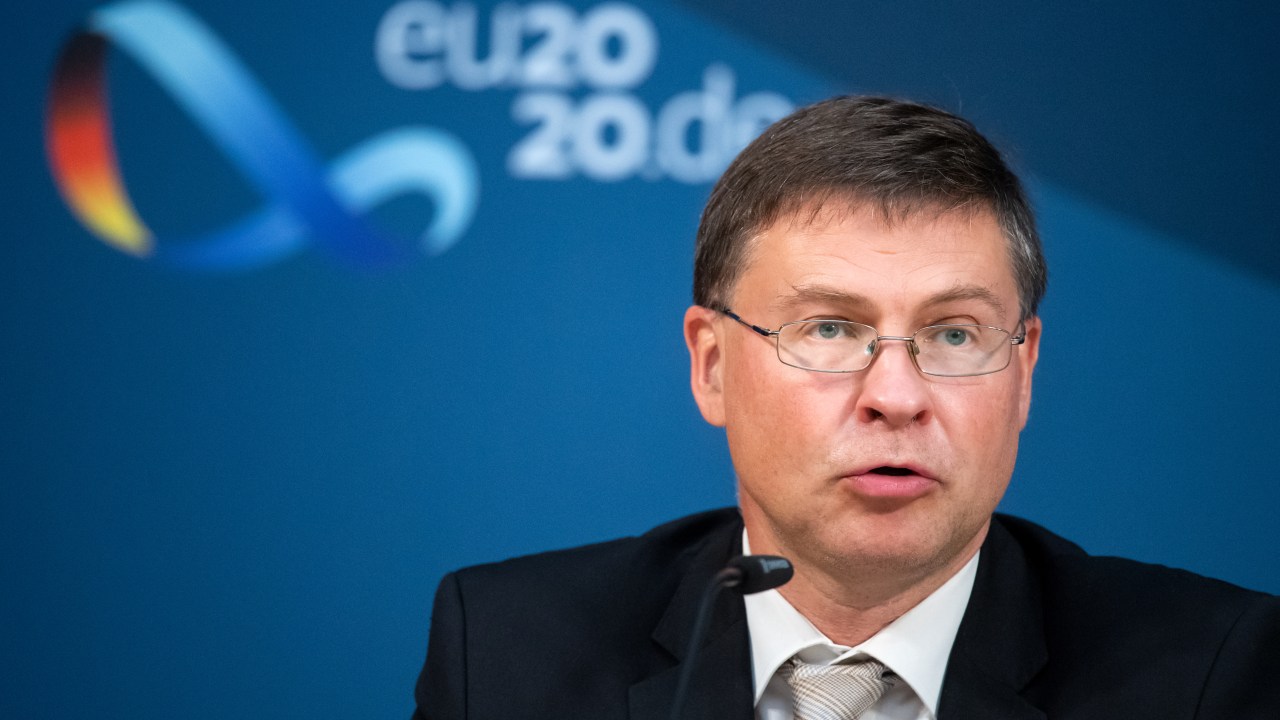Valdis Dombrovskis, vice-presidente da Comissão Europeia, em coletiva de imprensa após reunião com ministros do Comércio da União Europeia.