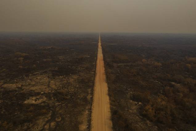POCONÉ  A rodovia Transpantaneira atravessa a paisagem queimada nos arredores de Porto Jofre, no Mato Grosso