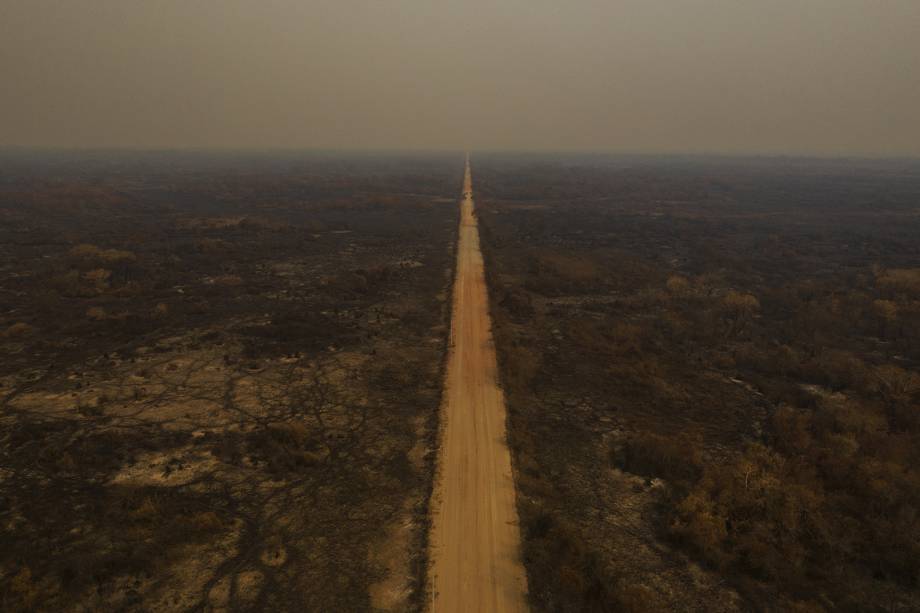 POCON&Eacute;&nbsp; A rodovia Transpantaneira atravessa a paisagem queimada nos arredores de Porto Jofre, no Mato Grosso