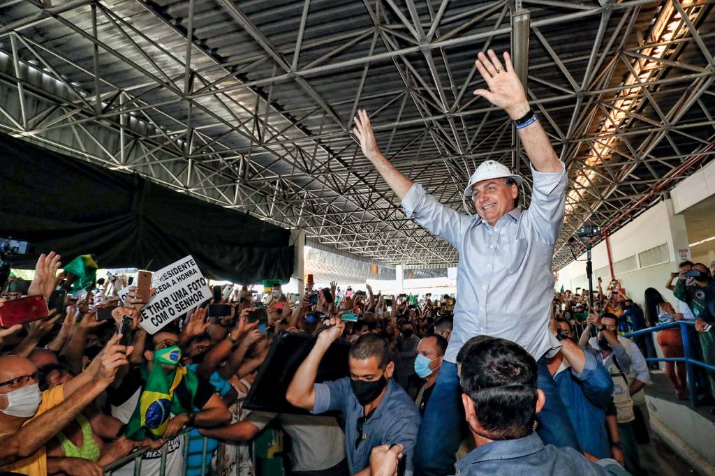 POPULAR - Bolsonaro: o presidente é aclamado ao desembarcar em Aracaju -
